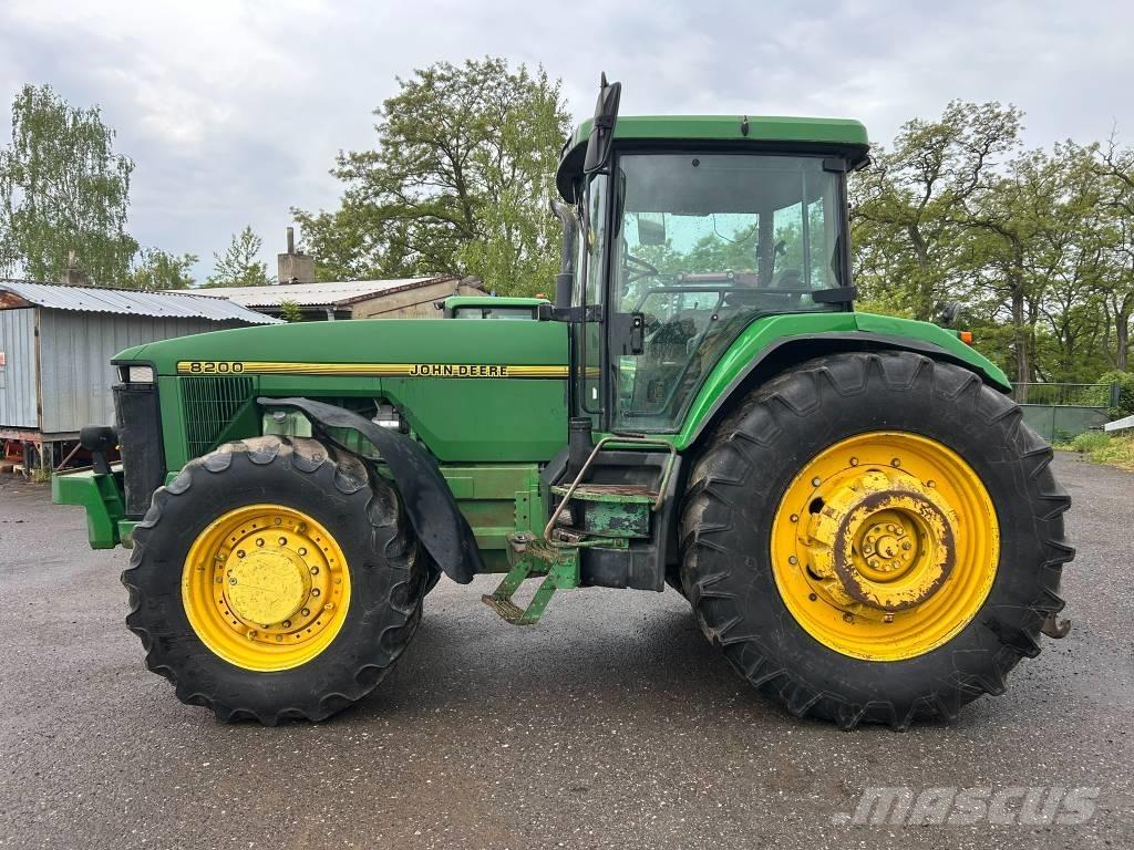 John Deere 8200 الجرارات