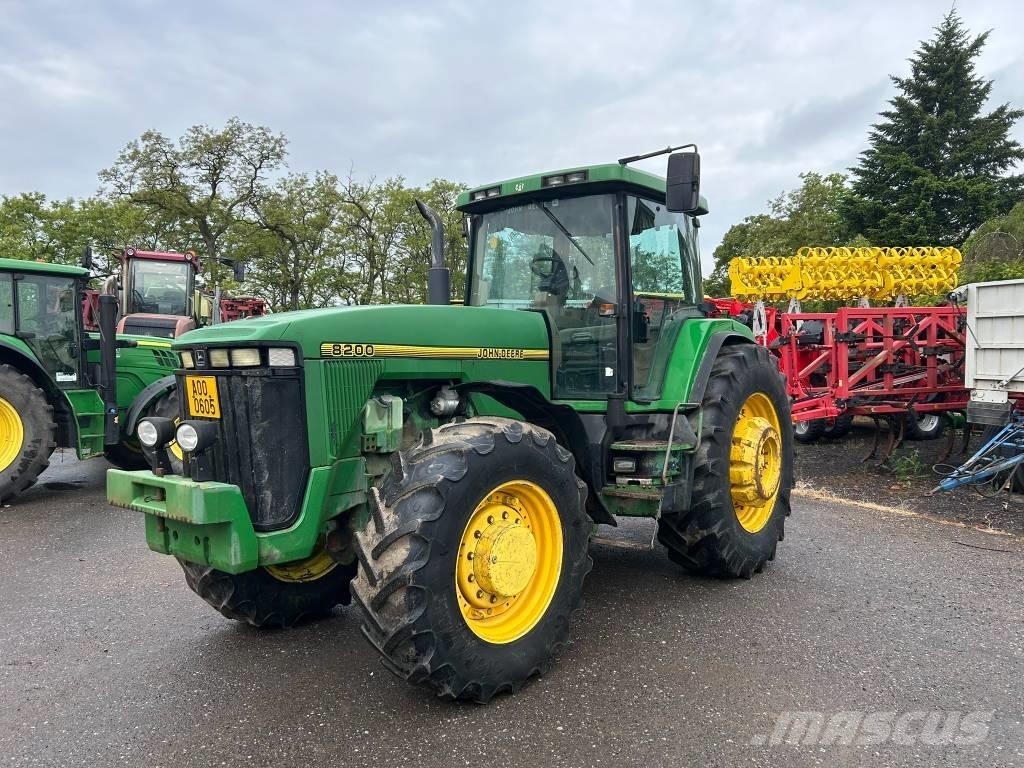 John Deere 8200 الجرارات