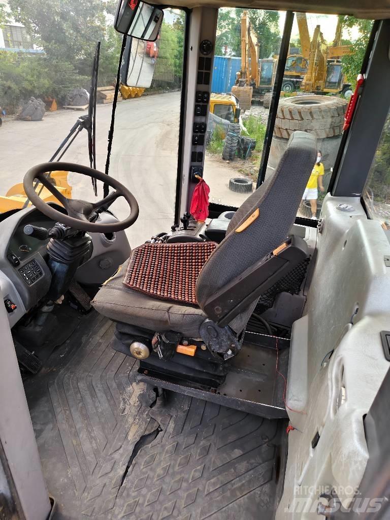 Volvo L 120 لوادر بعجل