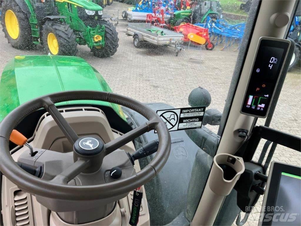 John Deere 6R 215 الجرارات