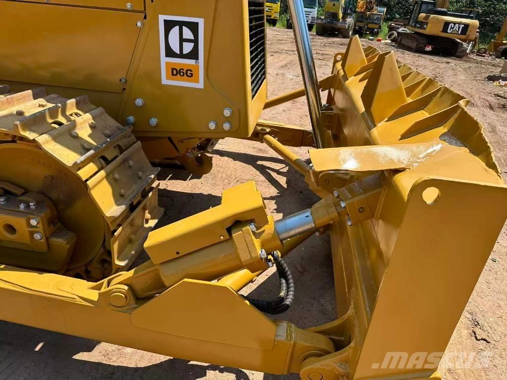CAT D 6 G بلدوزرات مجنزرة