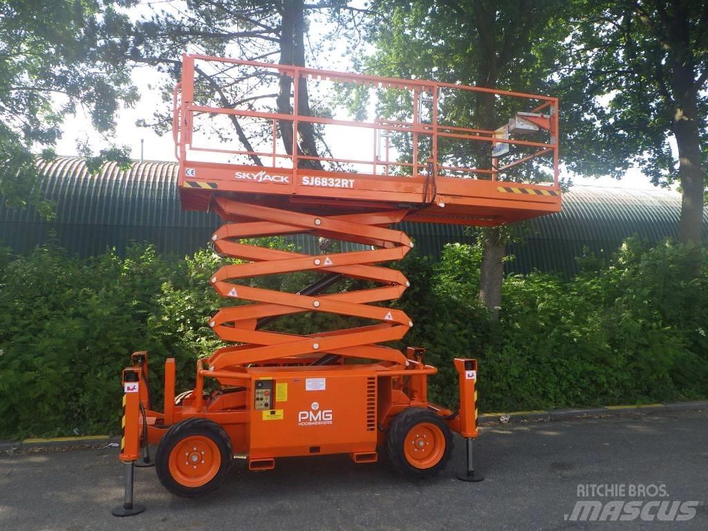 SkyJack SJ6832RT رافعات مقصية الشكل