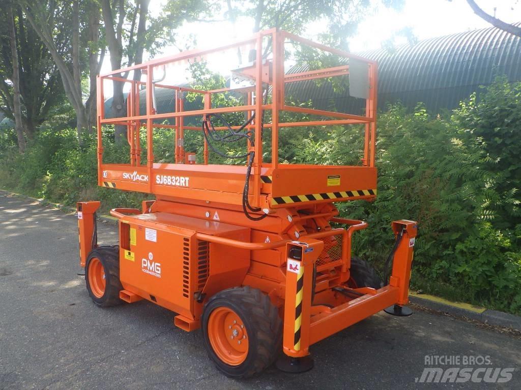 SkyJack SJ6832RT رافعات مقصية الشكل