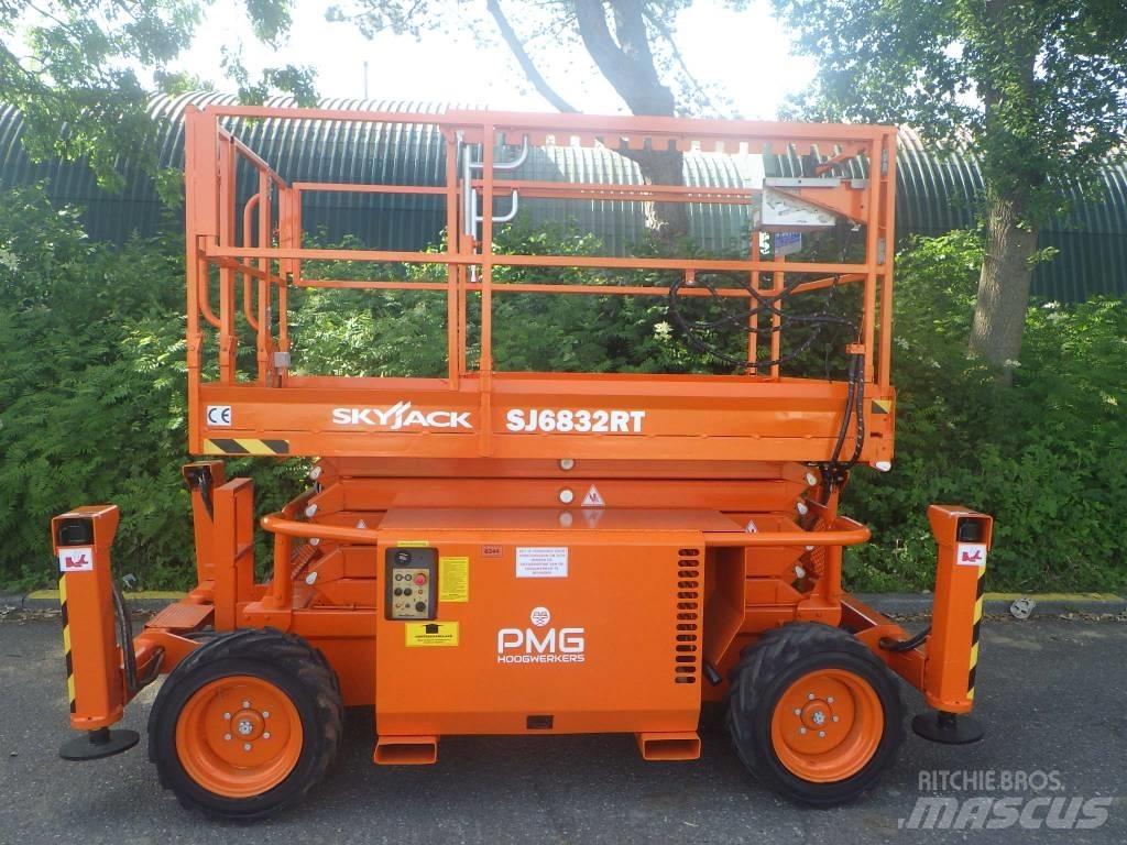 SkyJack SJ6832RT رافعات مقصية الشكل