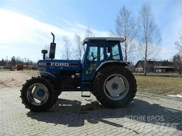 Ford 8210 الجرارات