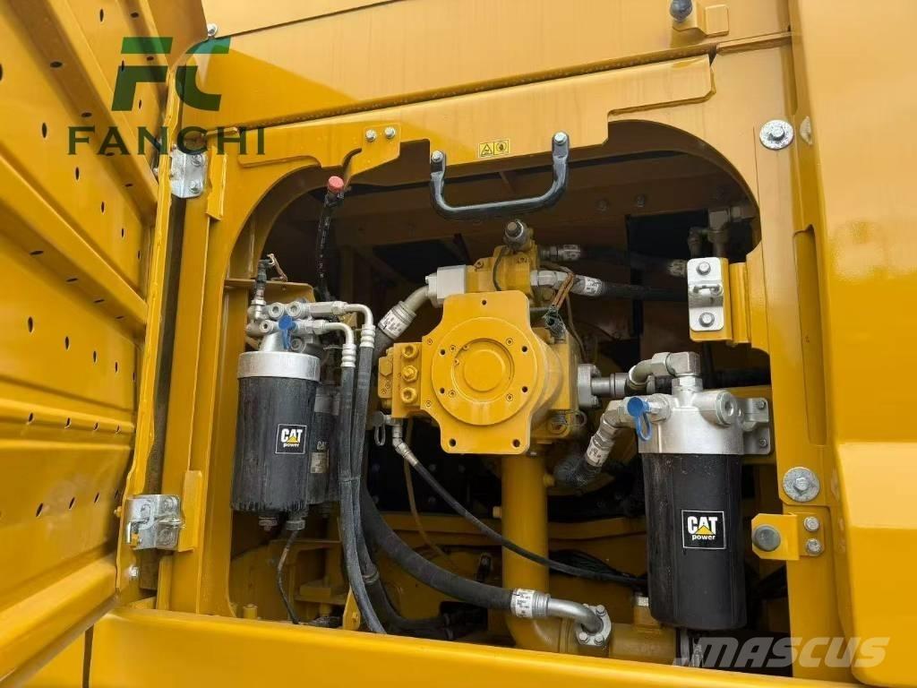 CAT 349 حفارات زحافة