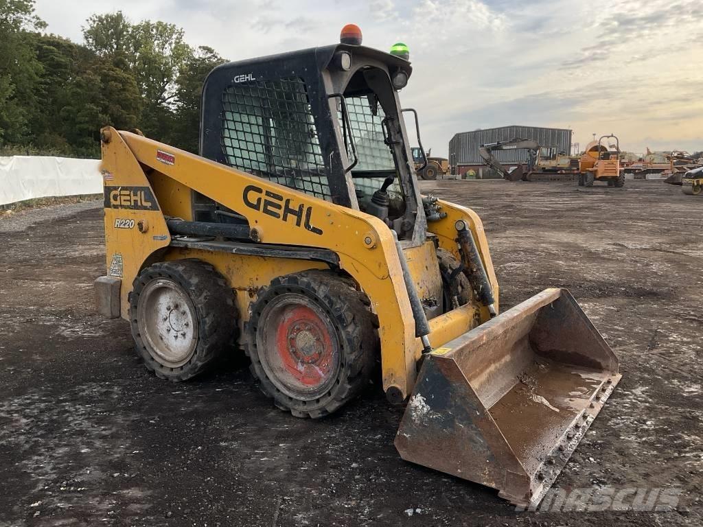 Gehl R 220 لوادر انزلاقية التوجيه