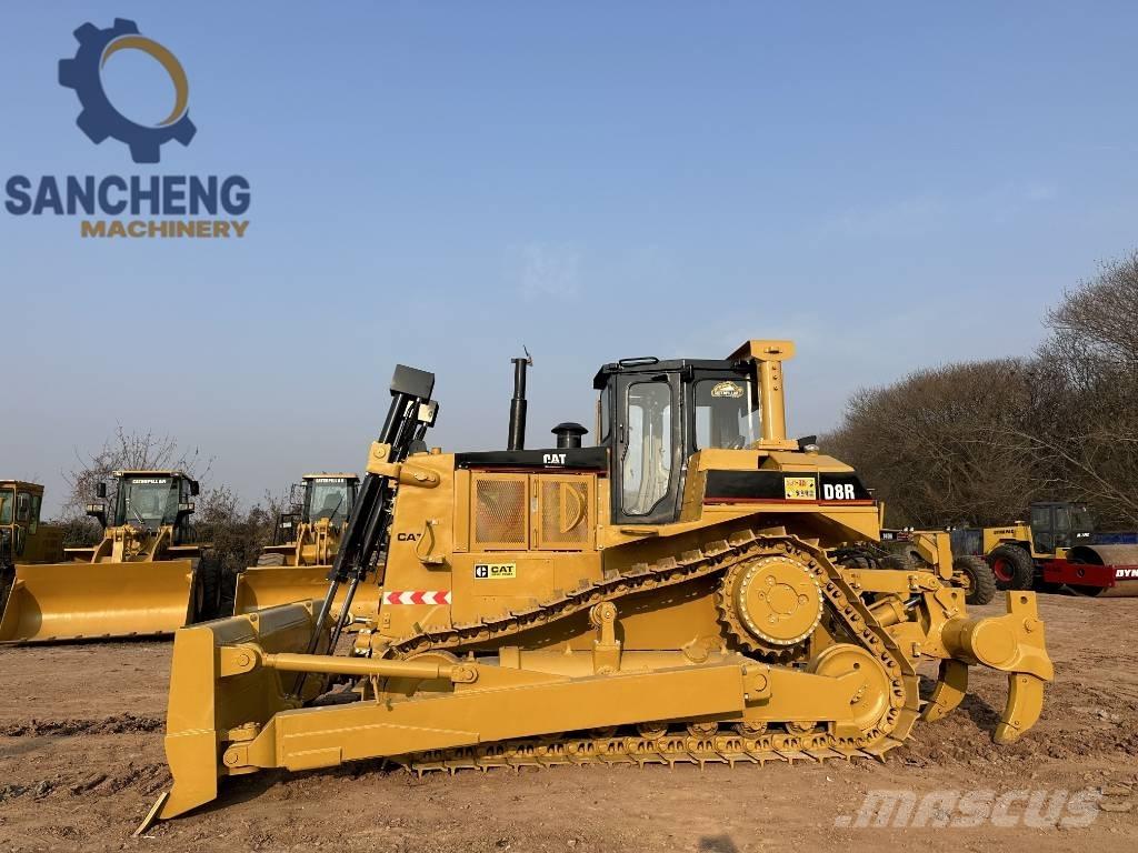 CAT D 8 R بلدوزرات مجنزرة