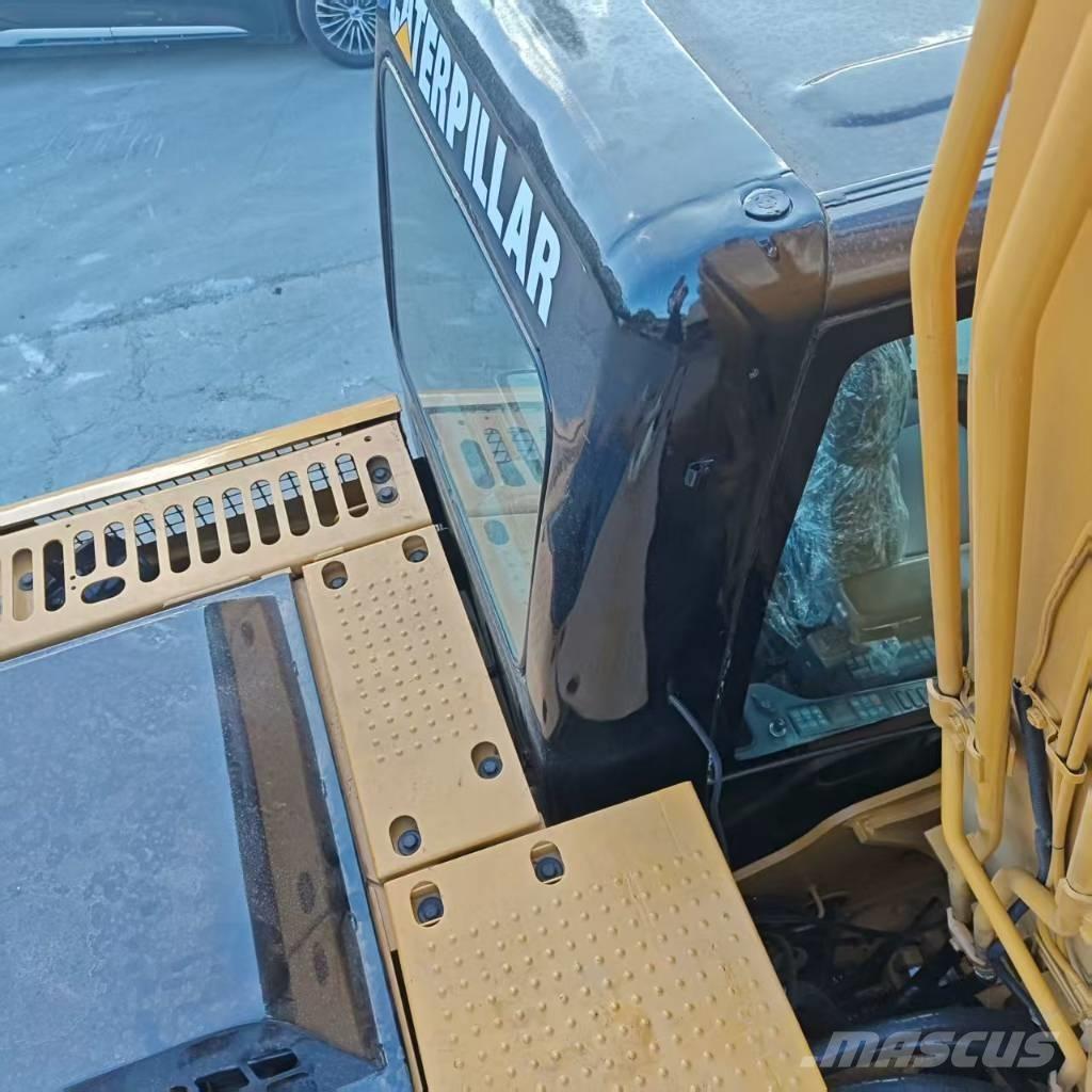 CAT 312 D حفارات زحافة