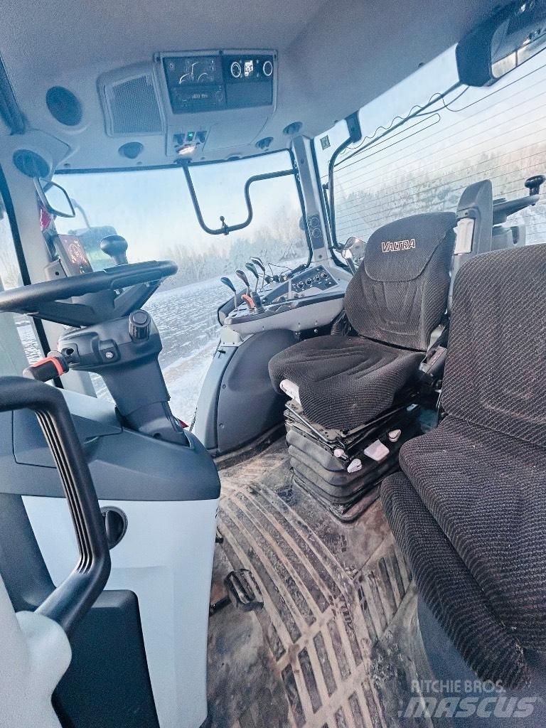Valtra T 215 Active الجرارات