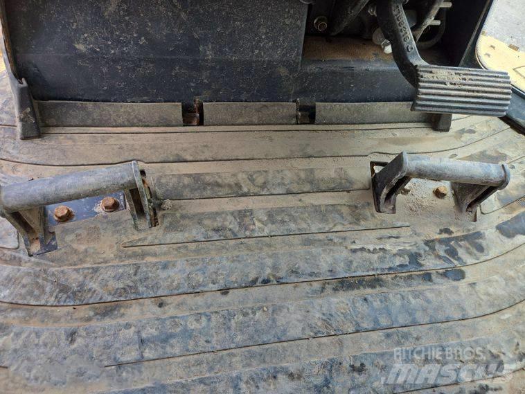 John Deere 750 KLGP بلدوزرات مجنزرة