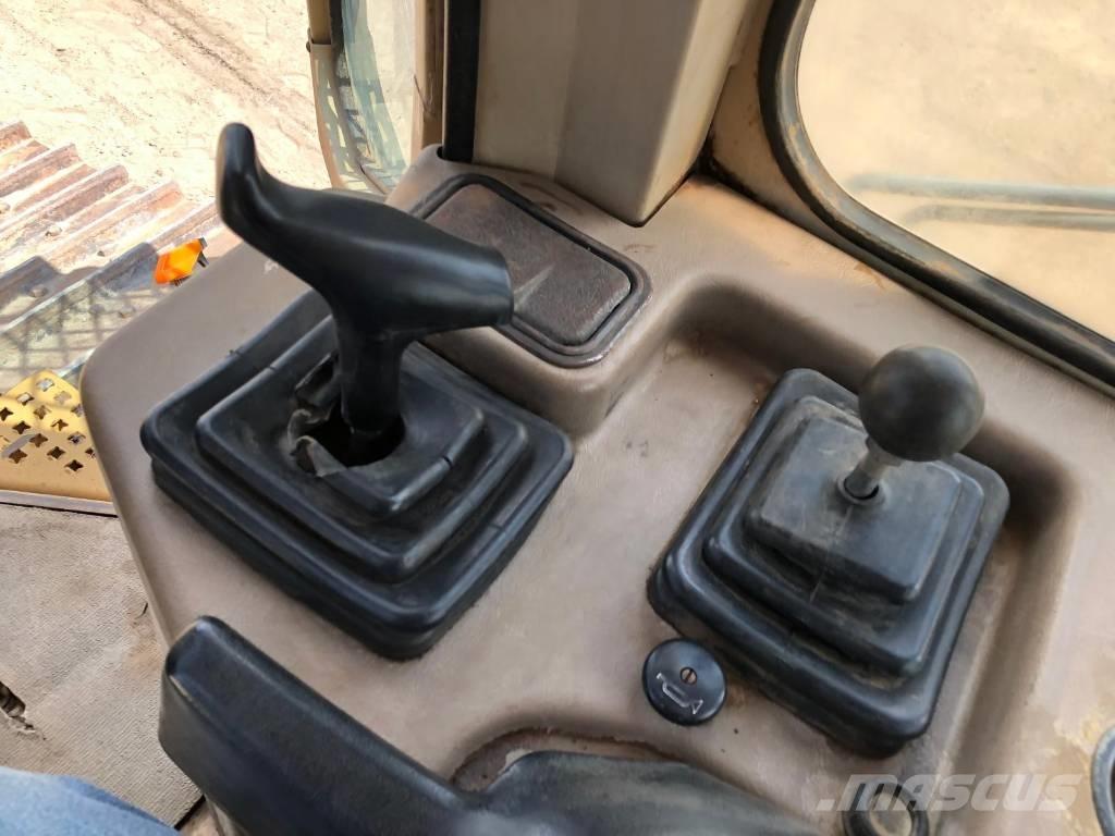 CAT D 5 M XL بلدوزرات مجنزرة