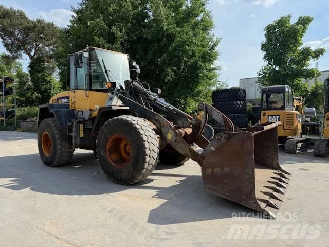 Komatsu WA 200 لوادر بعجل