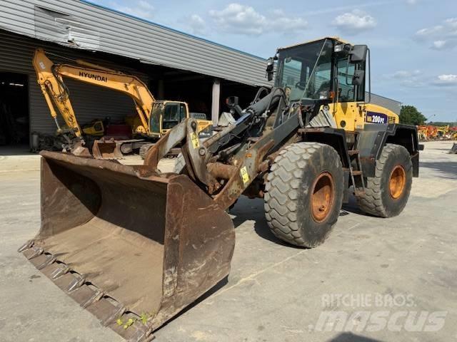 Komatsu WA 200 لوادر بعجل