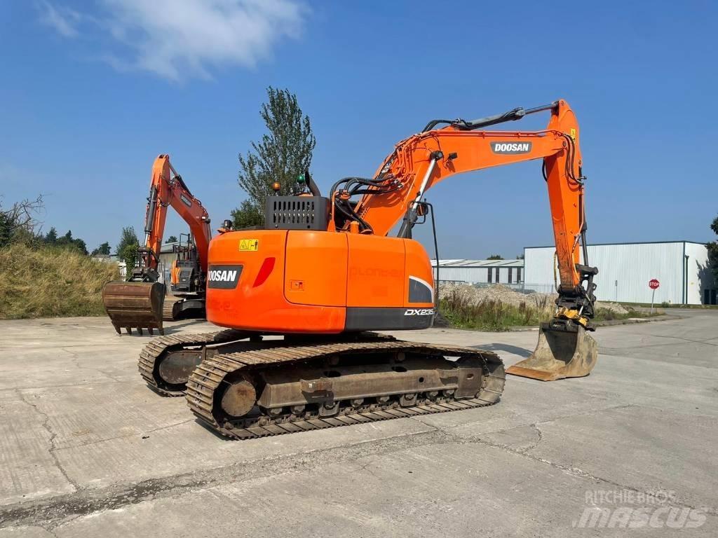 Doosan DX 235 LCR-5 حفارات زحافة