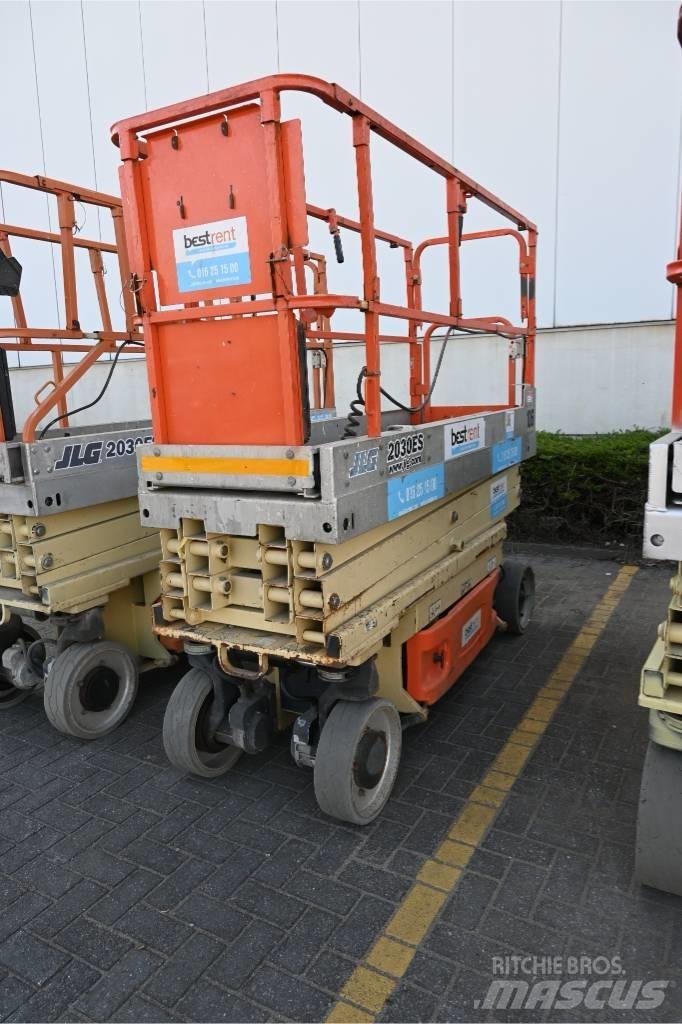 JLG 2030 ES رافعات مقصية الشكل