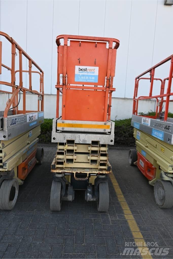 JLG 2030 ES رافعات مقصية الشكل