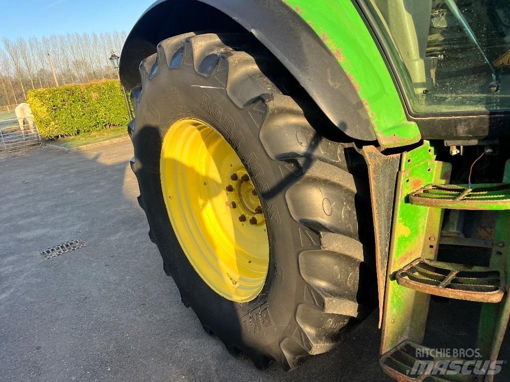 John Deere 6820 الجرارات