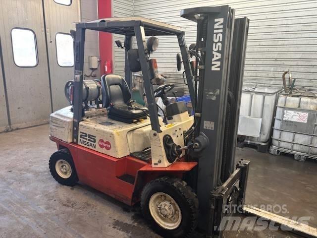 Nissan UJ02 A 25 U شاحنات LPG