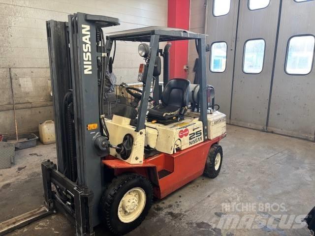 Nissan UJ02 A 25 U شاحنات LPG