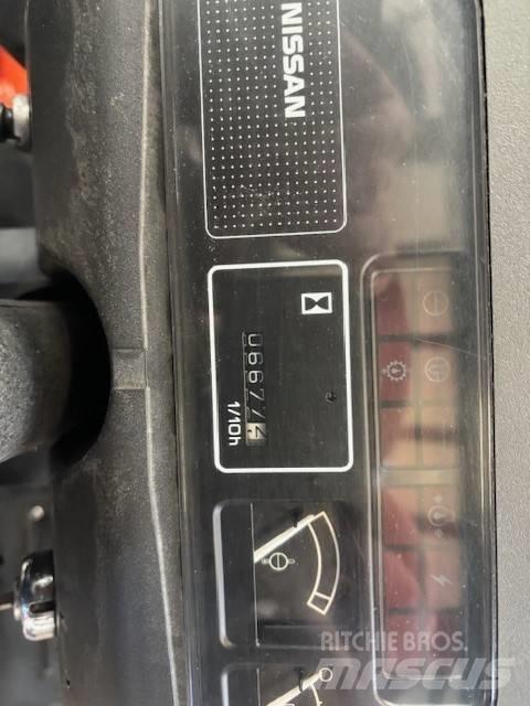 Nissan UJ02 A 25 U شاحنات LPG