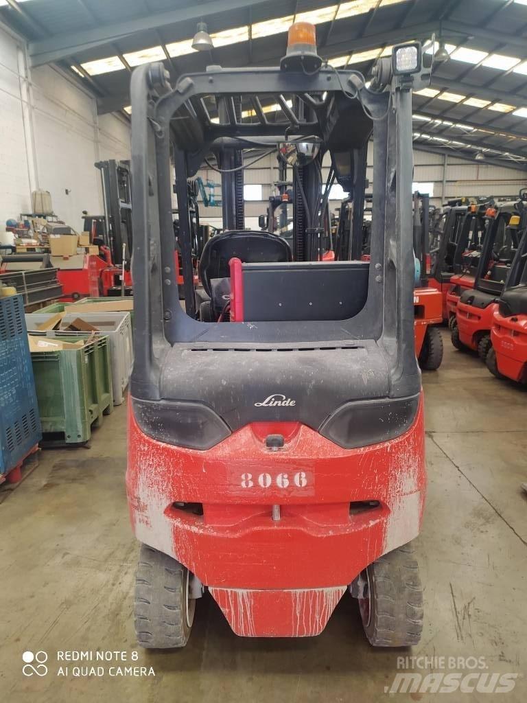 Linde E30/600 شاحنات ذات رافعات شوكية تعمل بالكهرباء