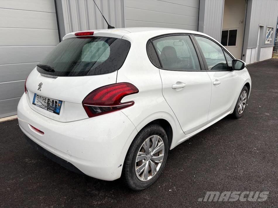 Peugeot 208 سيارات
