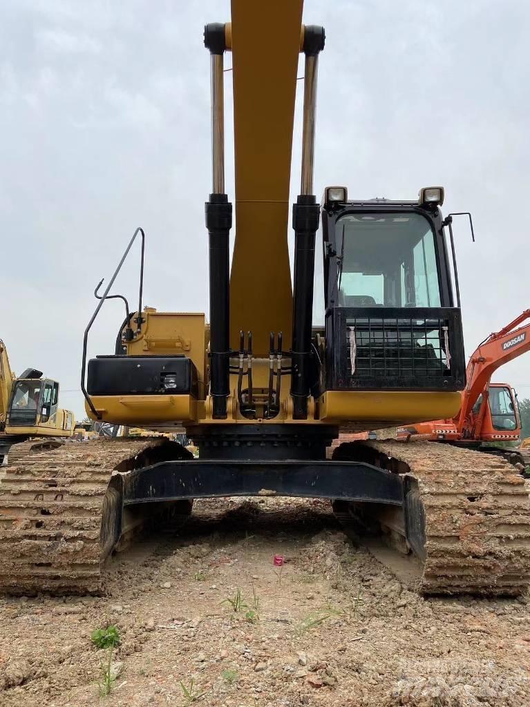 CAT 326 حفارات زحافة