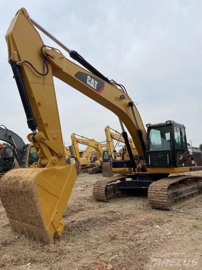 CAT 326 حفارات زحافة