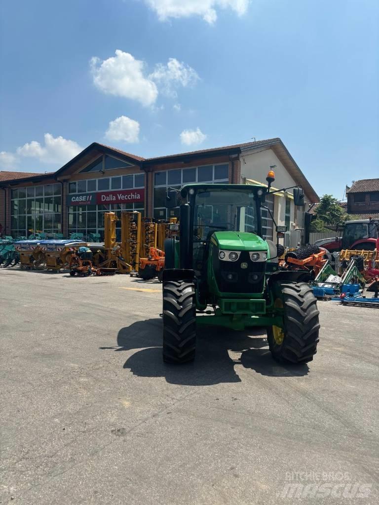 John Deere 6100 MC الجرارات