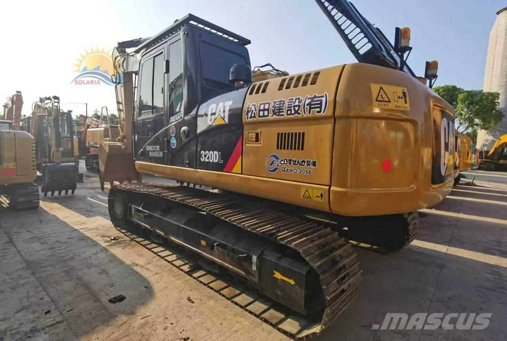 CAT 320 D L حفارات زحافة