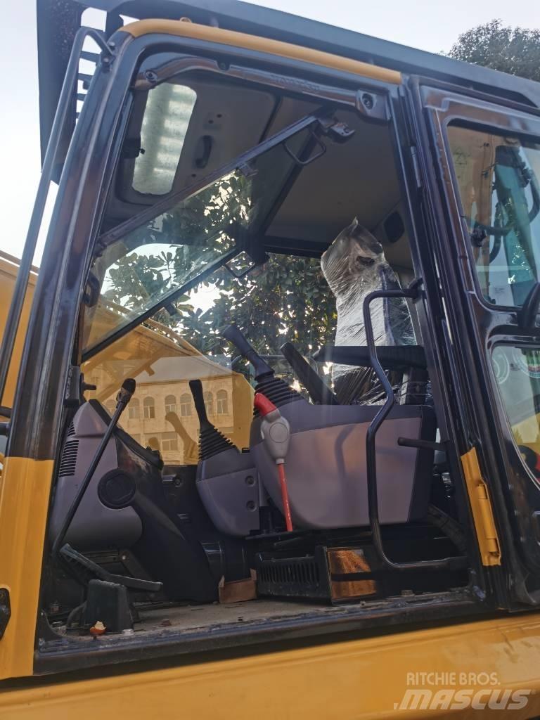 Komatsu PC 210-8 حفارات زحافة
