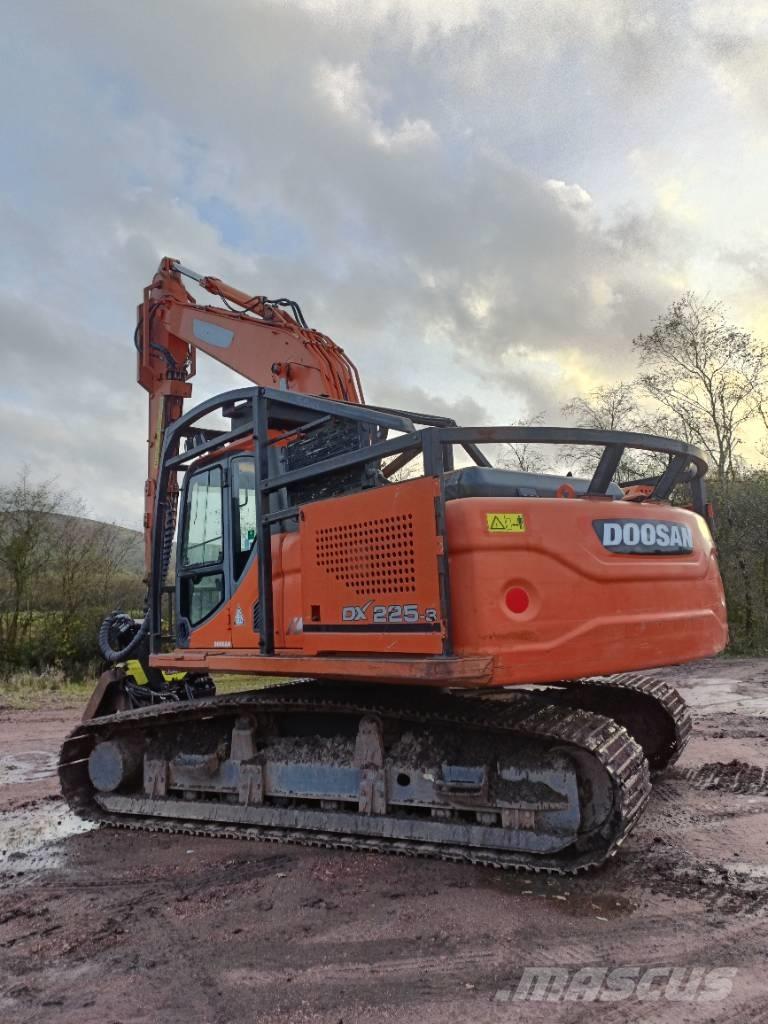 Doosan DX225 حصادات