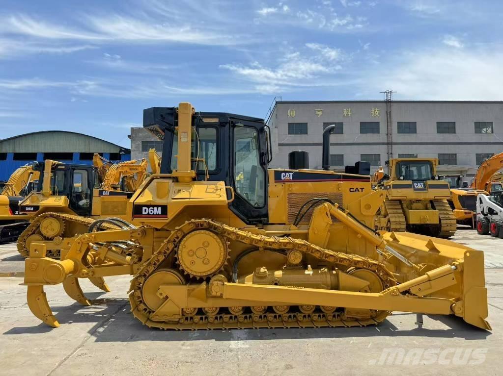 CAT D 6 M بلدوزرات مجنزرة