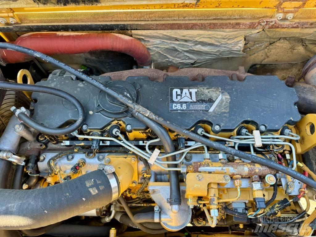 CAT M 322 D حفارات بعجل