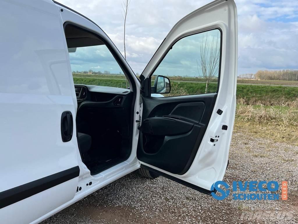 Fiat Doblò Cargo شاحنة مقفلة