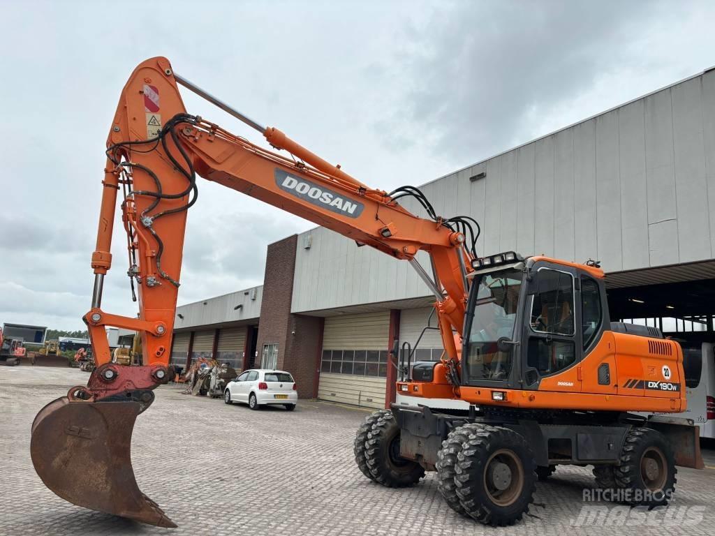 Doosan DX 190 W حفارات بعجل