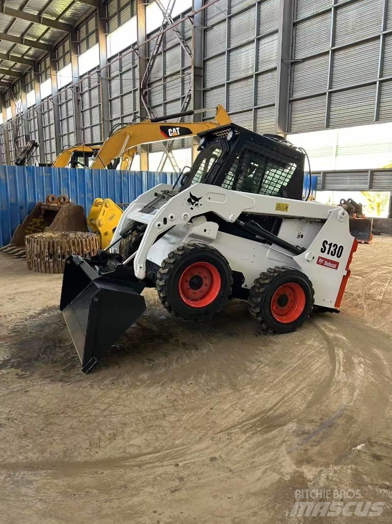 Bobcat S130 لوادر انزلاقية التوجيه