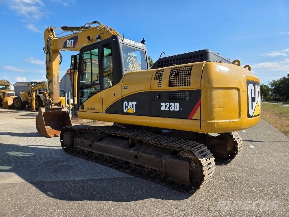CAT 323DL حفارات زحافة