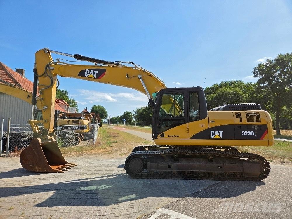 CAT 323DL حفارات زحافة