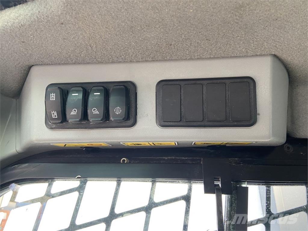 CAT 226 D3 (5867) لوادر انزلاقية التوجيه