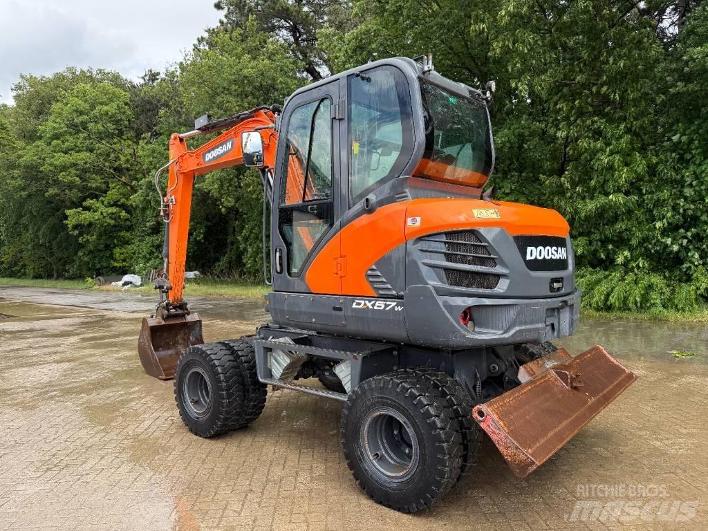 Doosan DX 57 W حفارات بعجل