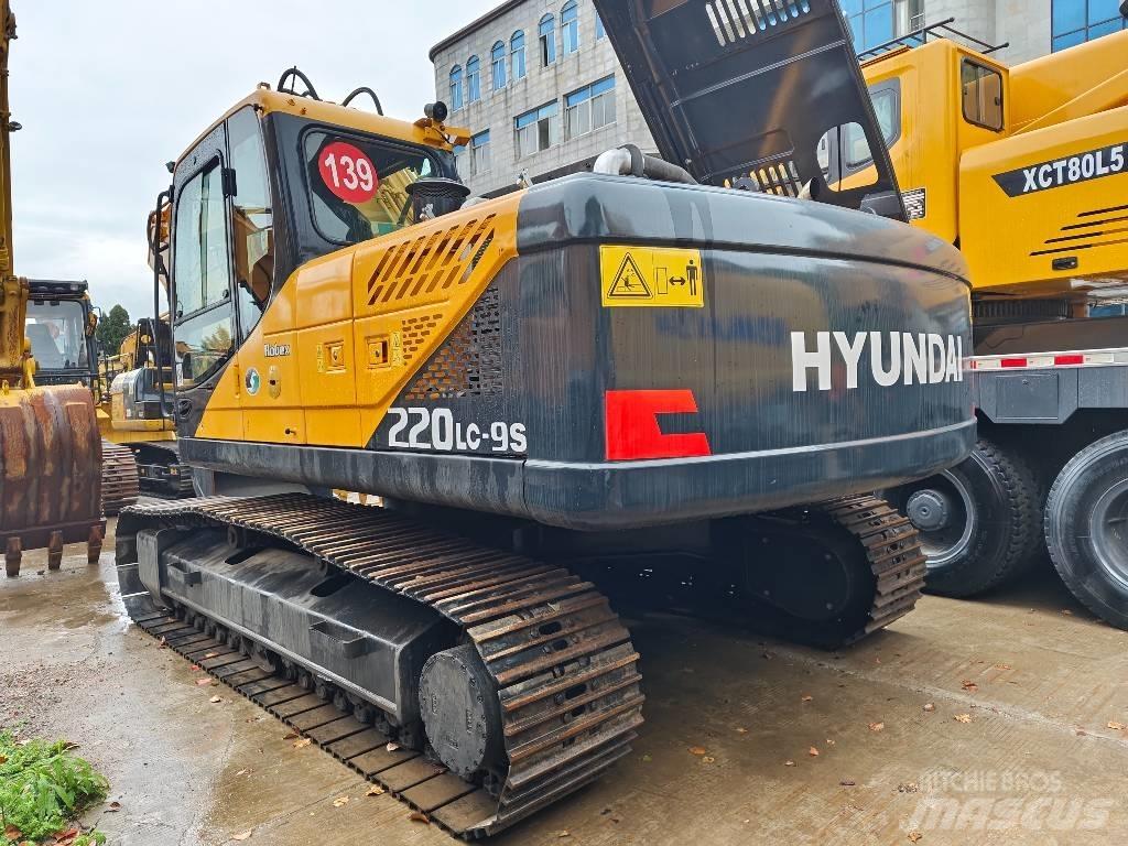 Hyundai R220LC-9S حفارات زحافة