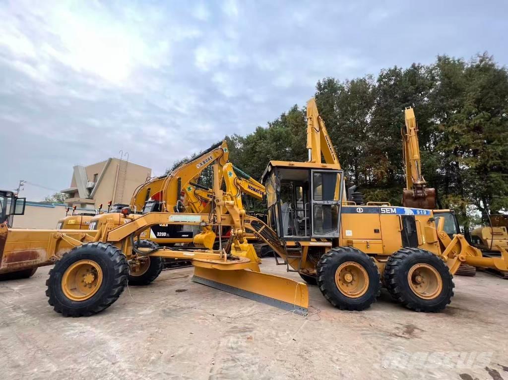 SEM 919 معدات تمهيد الطرق