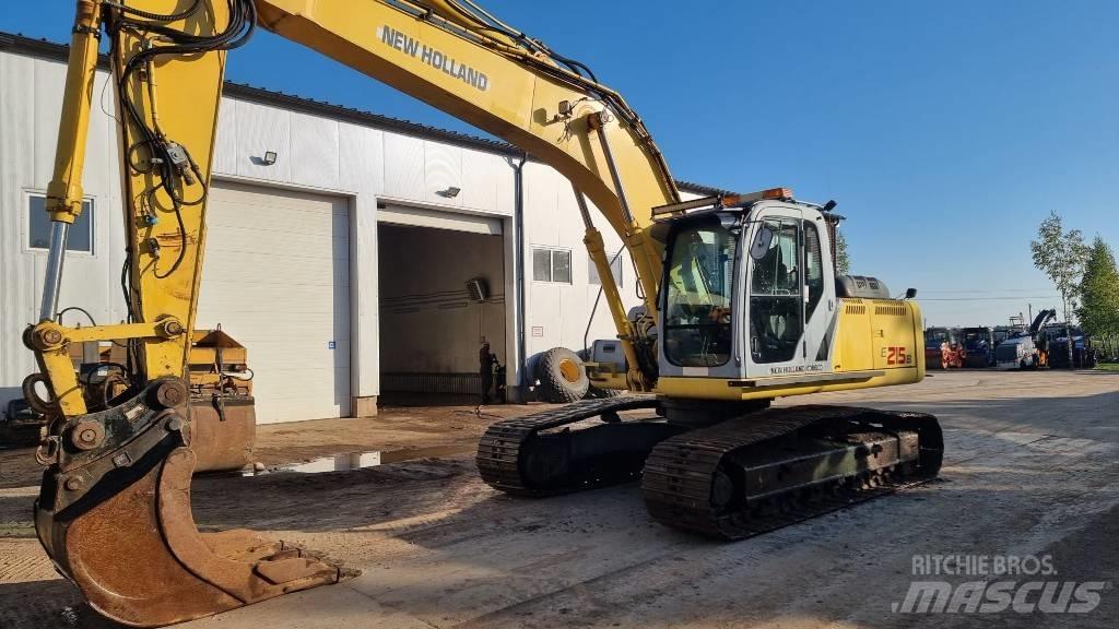 New Holland E 215 B حفارات زحافة