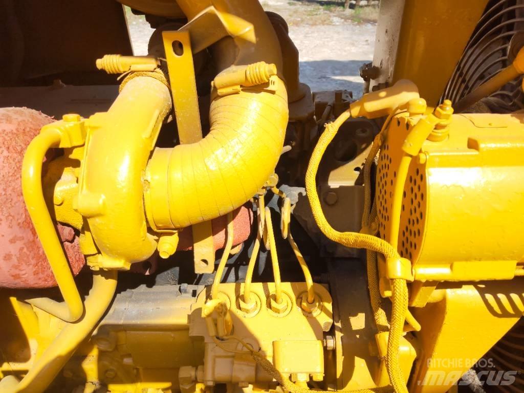 CAT D 4 H بلدوزرات مجنزرة