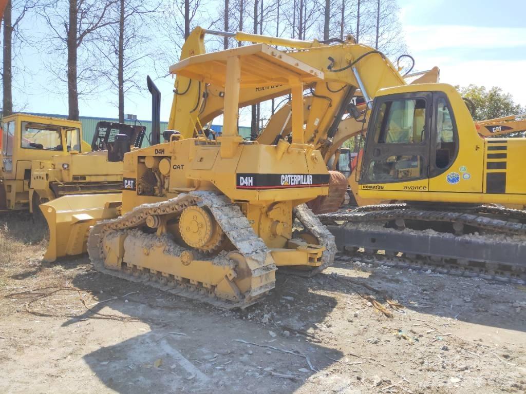 CAT D 4 H بلدوزرات مجنزرة
