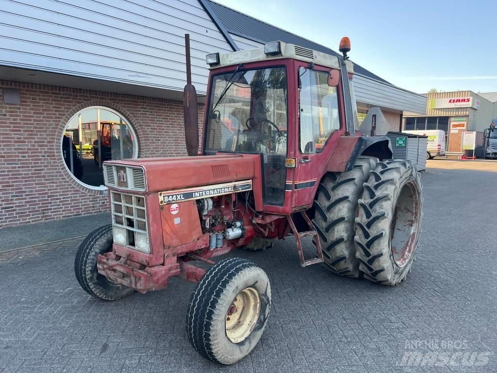 International 844xl الجرارات