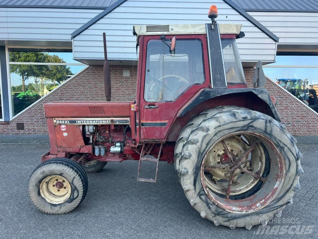 International 844xl الجرارات