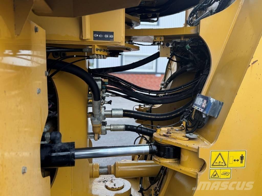 CAT 980 M لوادر بعجل